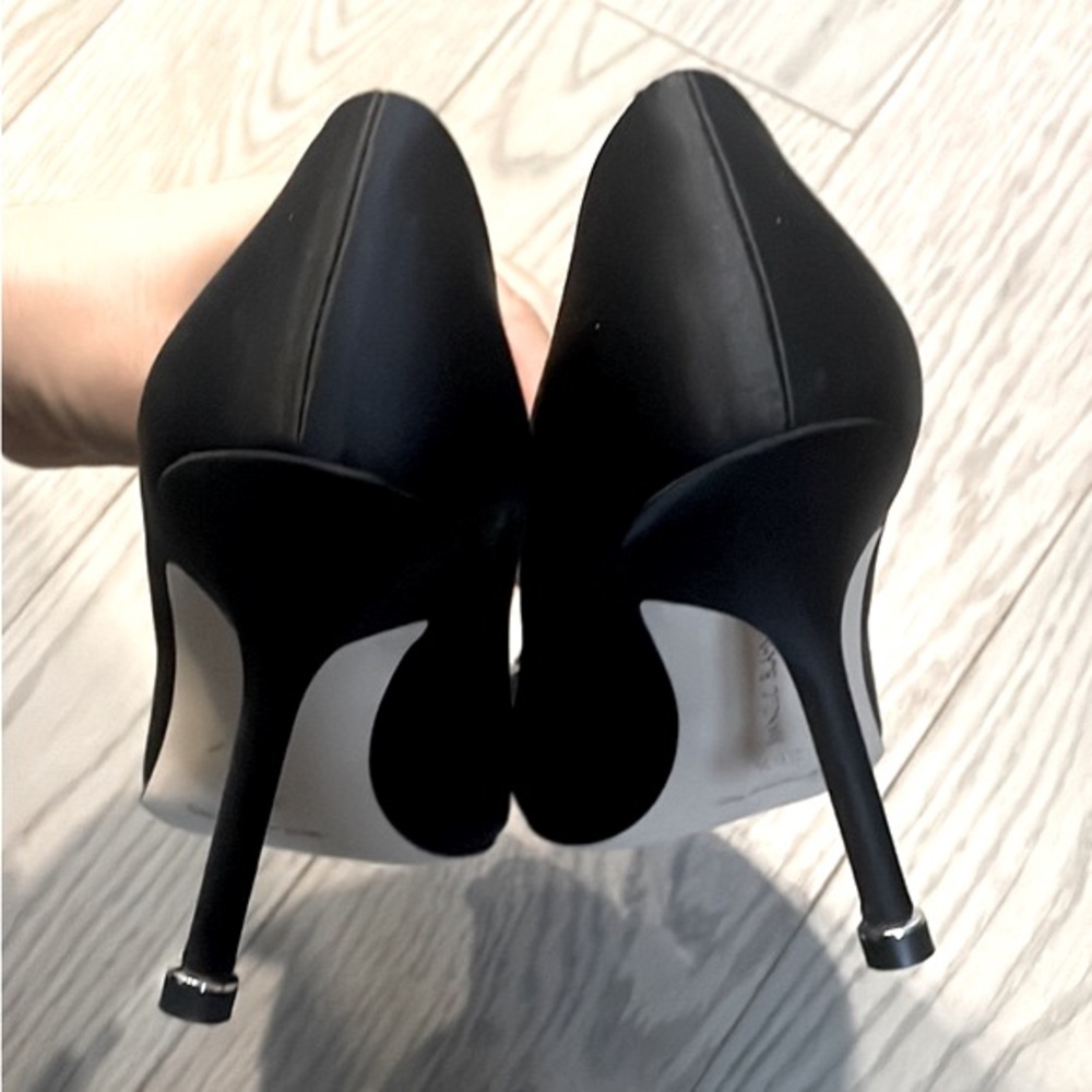 Manolo Blahnik Hangisi Crystal Buckle Pump - Picture 4 of 8